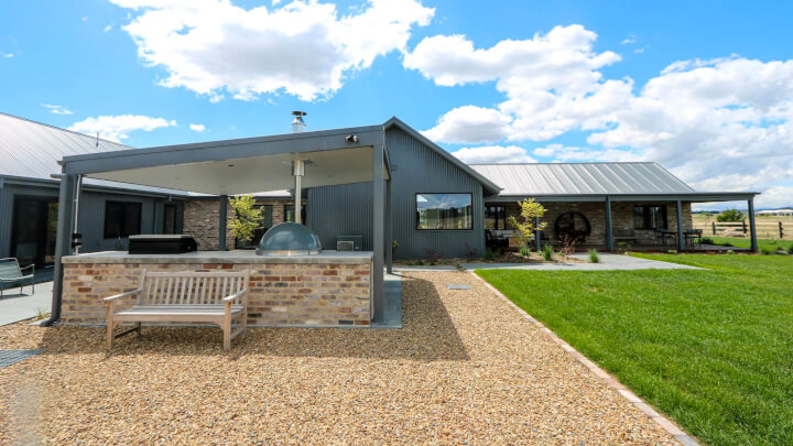 <b>CUSTOM COMMERCIAL</b>